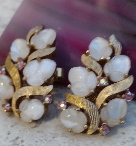 1960s ALFRED PHILIPPE Crown Trifari Moonstone Glass Fruit Salad Earrings - Picture 9 of 15